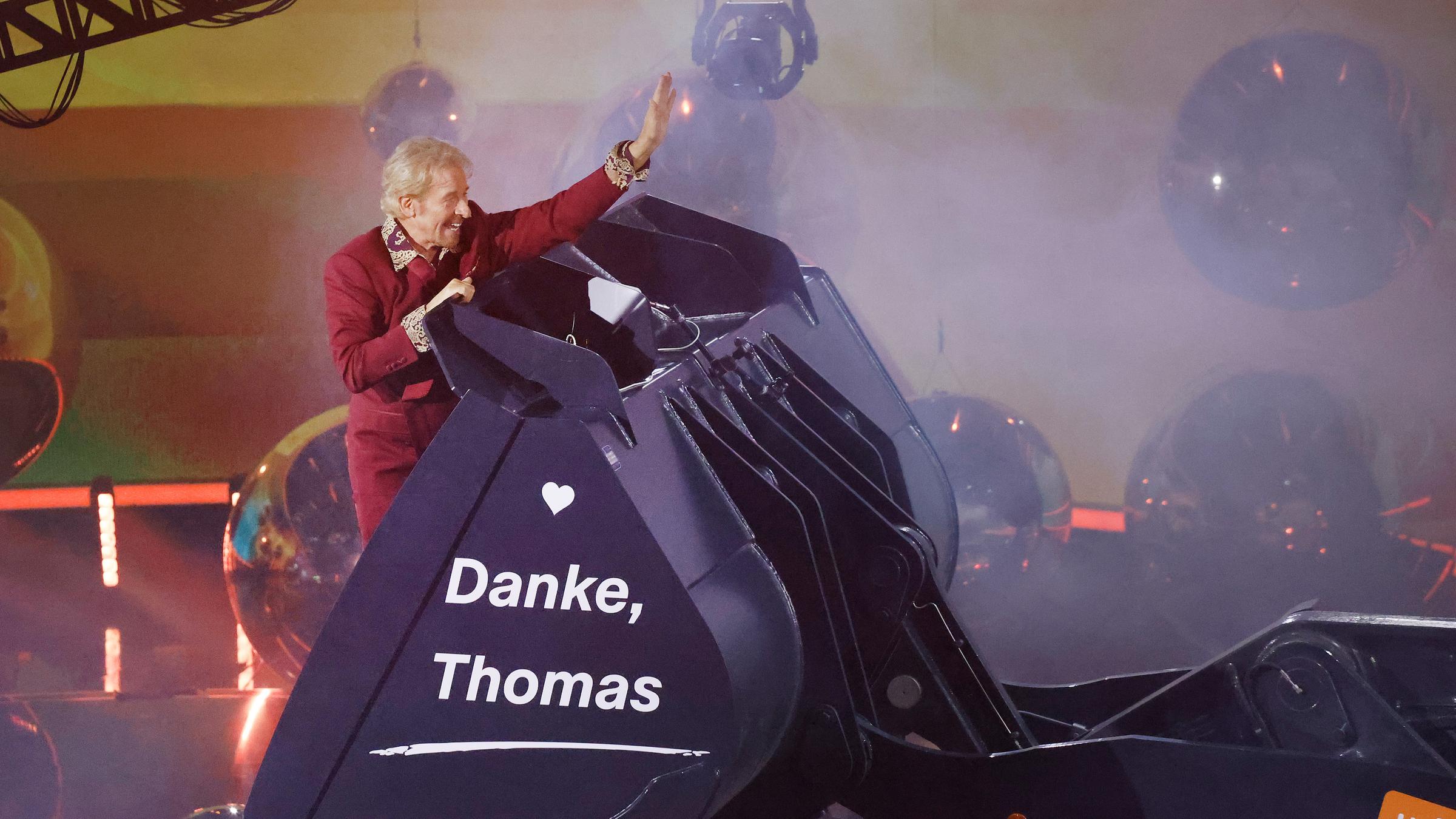 Gottschalk auf Baggerschaufel, dort steht "Danke Thomas"