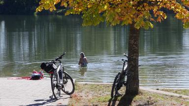 Baden-Württemberg, Ertingen: Eine Frau badet im Schwarzachtalsee
