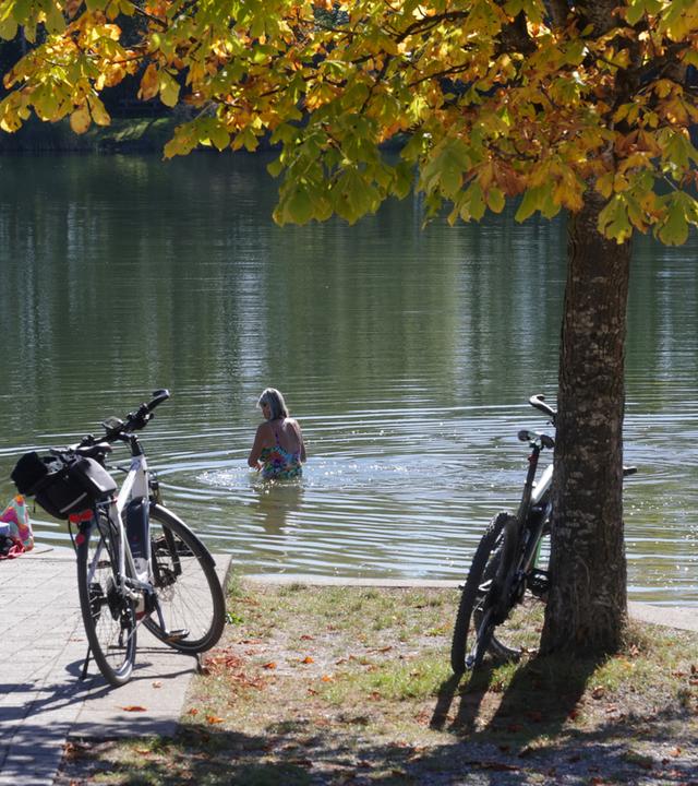 Baden-Württemberg, Ertingen: Eine Frau badet im Schwarzachtalsee