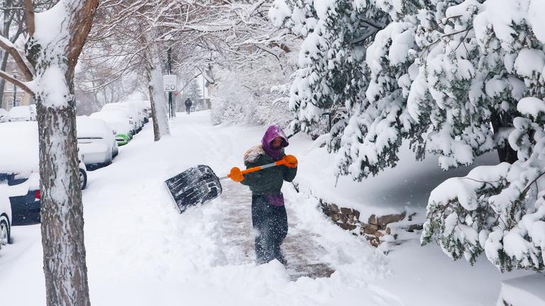 Eine Frau schippt Schnee in Madison, Wiconsin, USA.