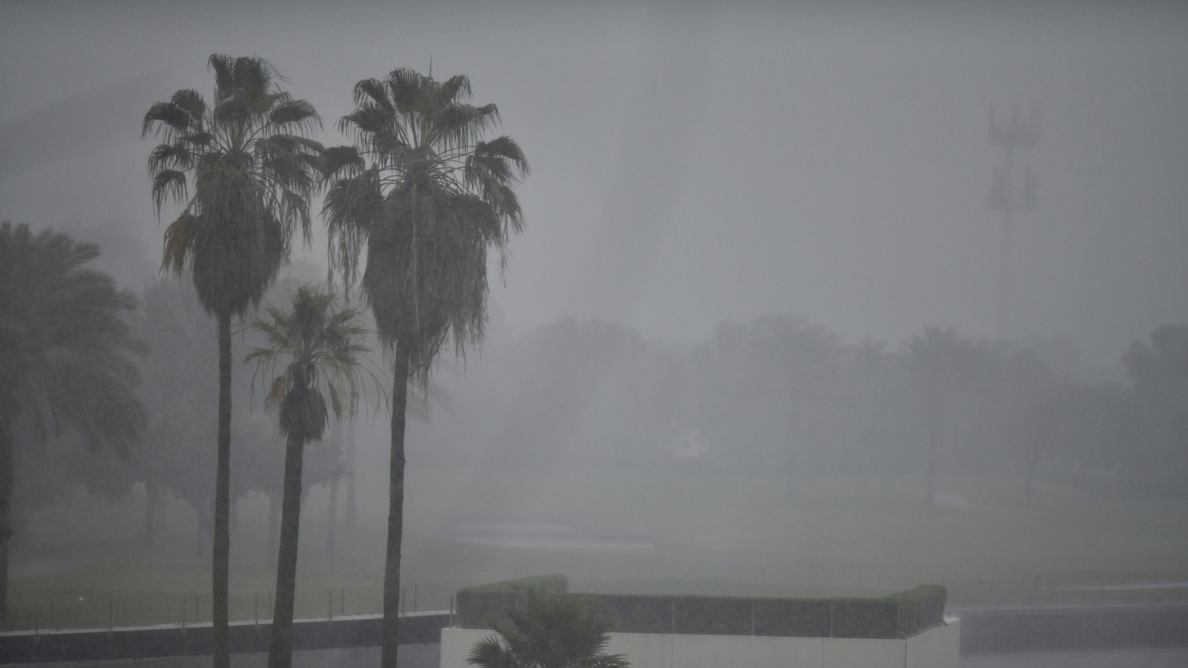 Ein Blick auf die Straße nach starken Regenfällen, die das tägliche Leben in Dubai,  am 15.04.2024 beeinträchtigen.