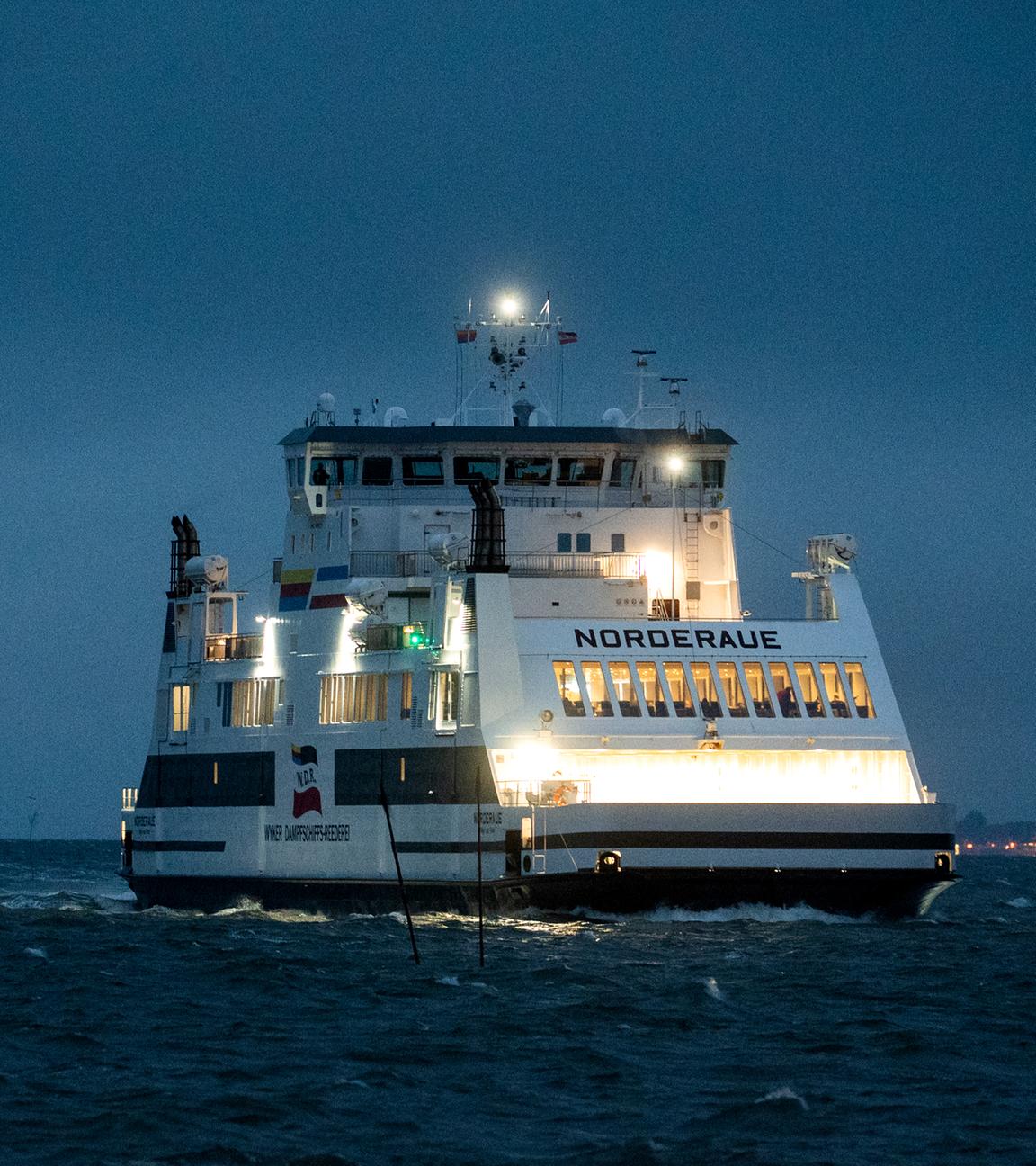 Die Fähre Norderaue der Wyker Dampfschiffs-Reederei Föhr-Amrum fährt auf der Nordsee in den Wellen.