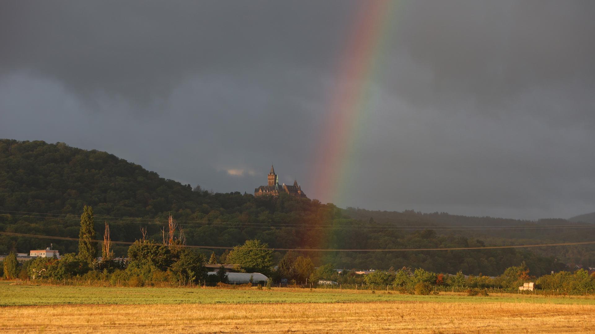 Sachsen-Anhalt, Wernigerode: Ein Regenbogen ist am frühen Morgen vor dem Schloß Wernigerode zu sehen.