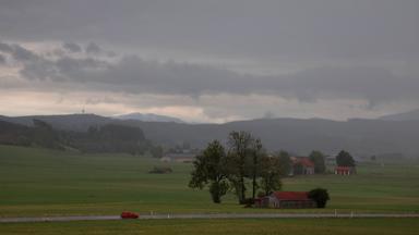 Eine Unwetterfront zieht über das Allgäuer Alpenvorland. 