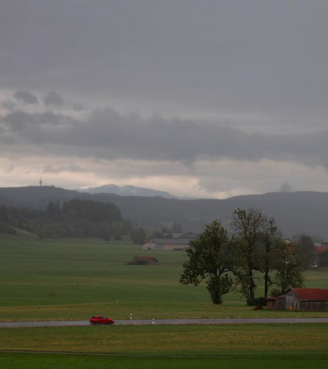 Eine Unwetterfront zieht über das Allgäuer Alpenvorland. 
