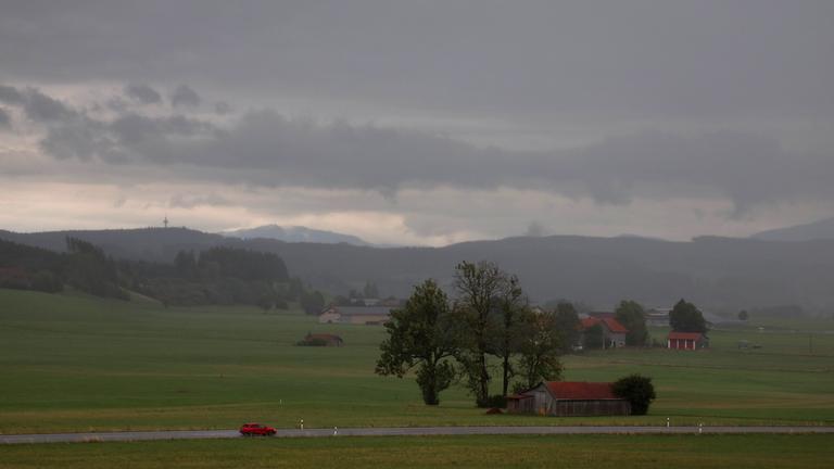 Eine Unwetterfront zieht über das Allgäuer Alpenvorland. 
