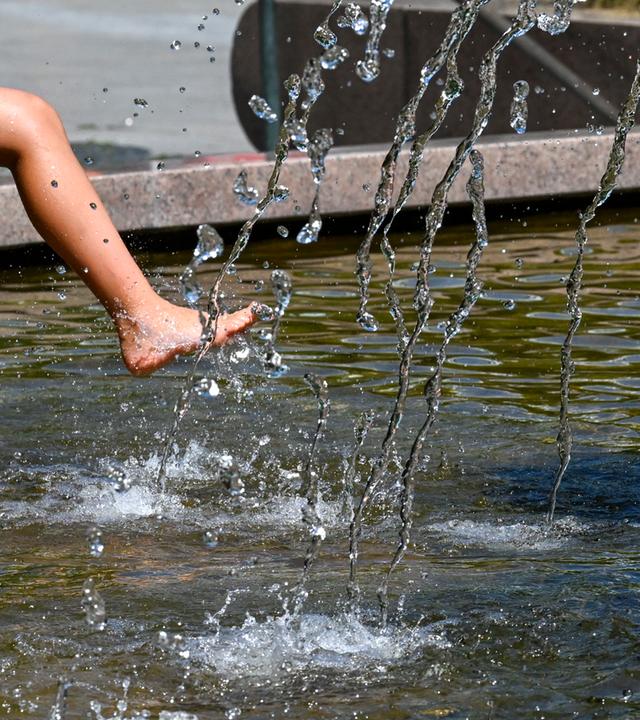Wasserfontänen sprudeln am Weltkugelbrunnen, dem sogenannten 'Wasserklops', auf dem Breitscheidplatz und sorgen hier für Abkühlung.
