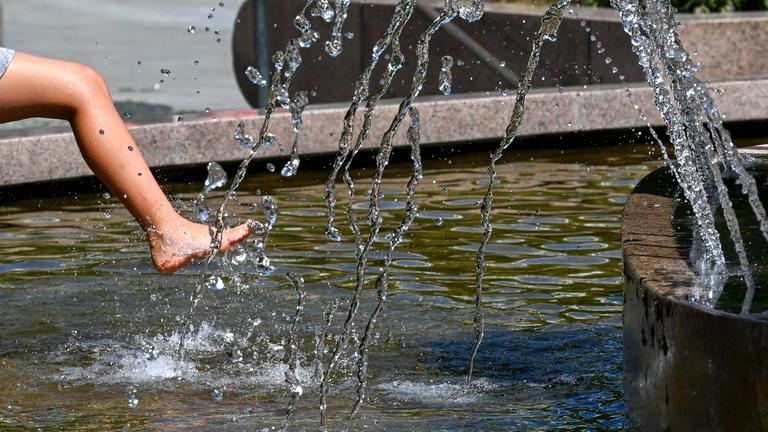 Wasserfontänen sprudeln am Weltkugelbrunnen, dem sogenannten 'Wasserklops', auf dem Breitscheidplatz und sorgen hier für Abkühlung.