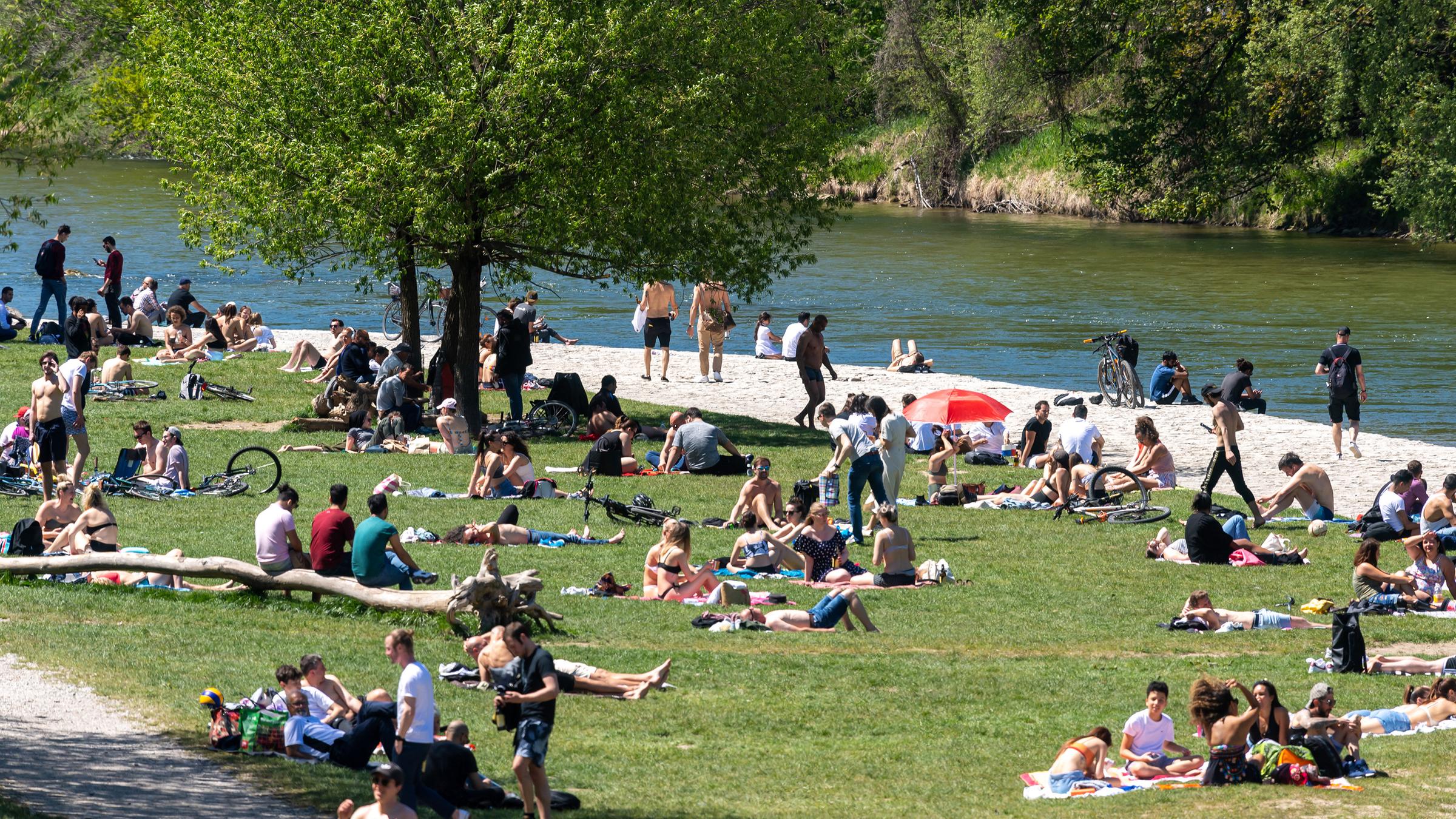 Münchener genießen das sonnige Wetter an der Isar.
