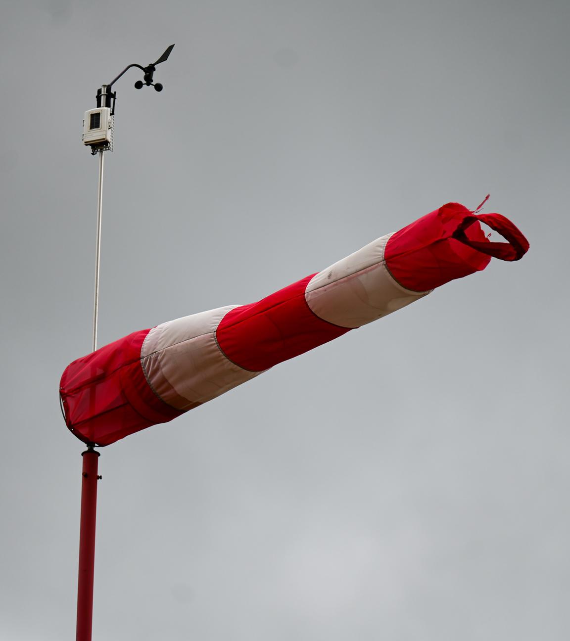 Ein Windsack weht am Segelflugplatz Hornberg auf der Schwäbischen Alb.