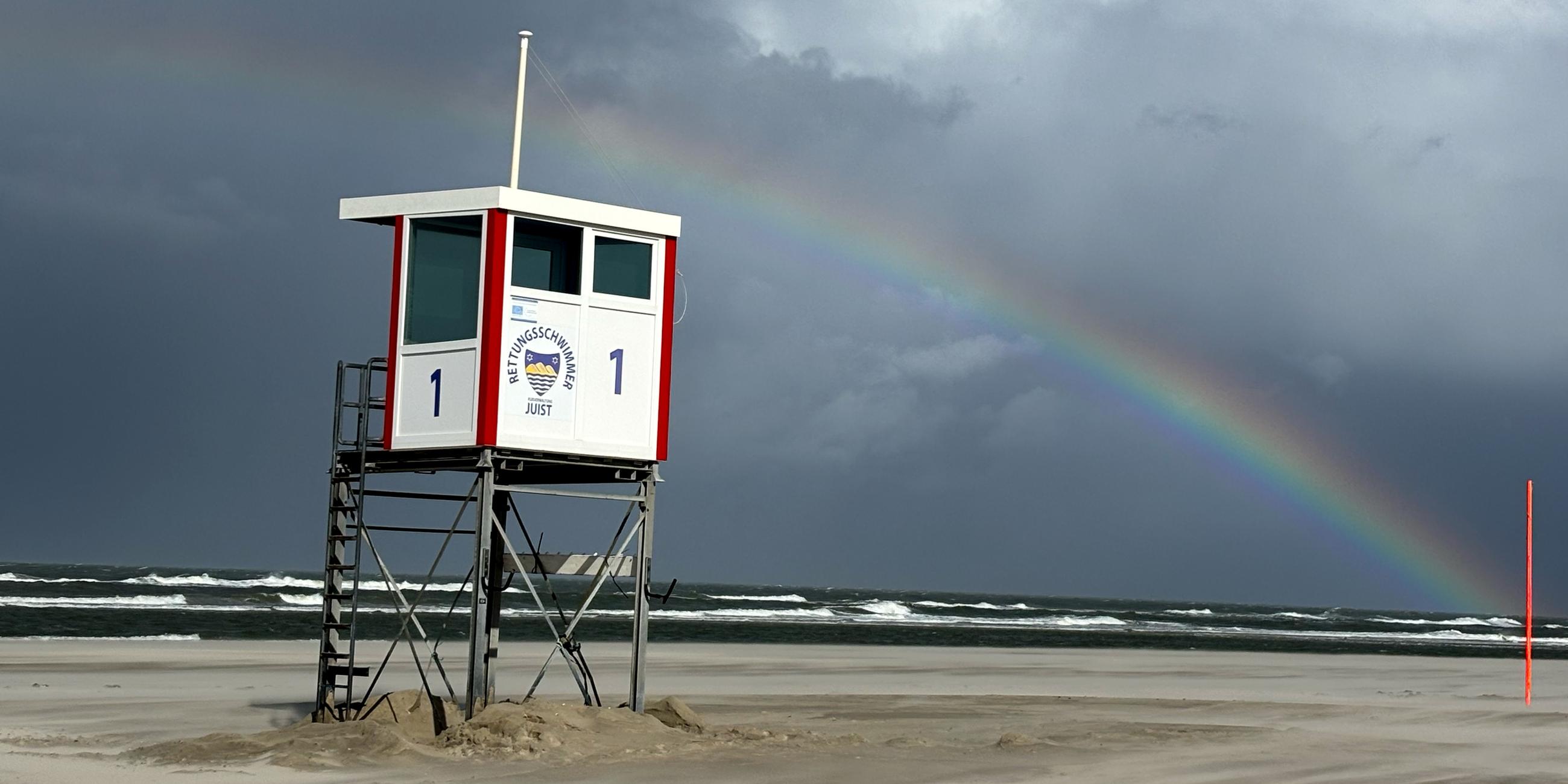 Ein Regenbogen steht an einem Himmel voll dunkler Wolken über der Nordsee und über der Insel Juist. Orkanartige Böen mit teils über 100 Kilometern pro Stunde ziehen über Teile von Norddeutschland. Dazu könne es Dauerregen sowie Gewitter geben, teilte der Deutsche Wetterdienst (DWD) mit.