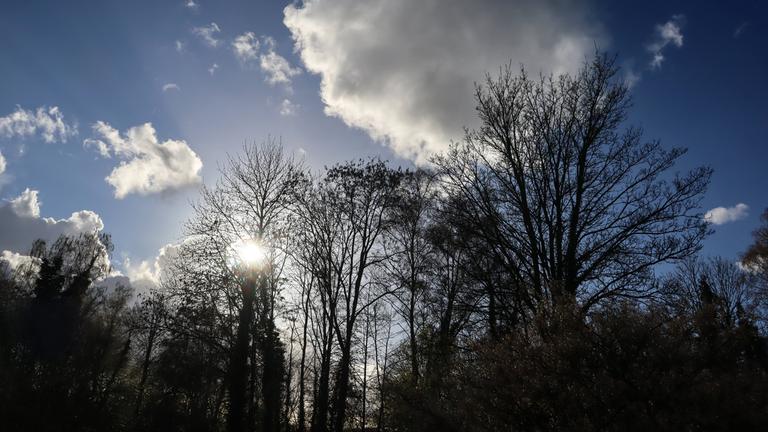 Wolken und Sonne an einem Frühlingstag in Nordrhein-Westfalen am am 26.03.2026.