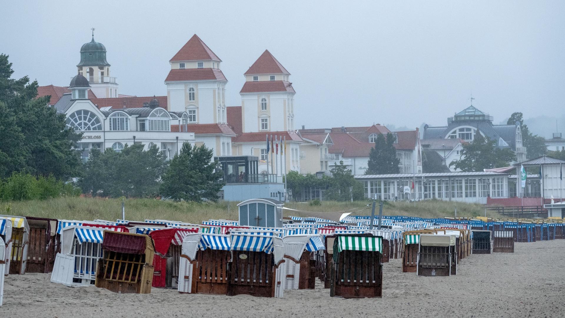 Mecklenburg-Vorpommern, Binz: Leere Strandkörbe stehen bei schlechtem Wetter am Strand des Seebades auf der Insel Rügen.