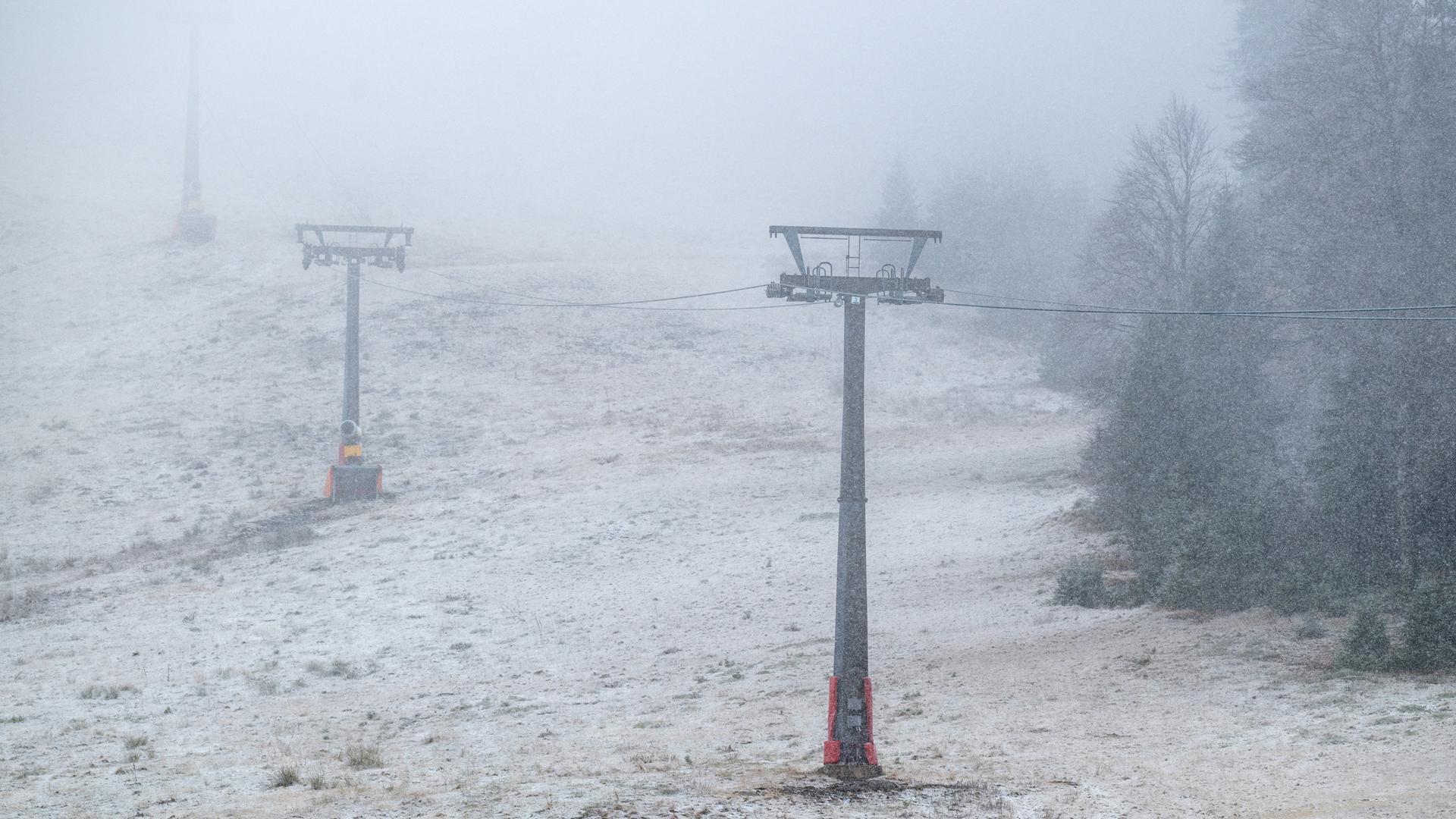 Bayern, Bayerisch Eisenstein: Eine dünne Schneedecke liegt auf der Piste an der Talstation des Großen Arbers