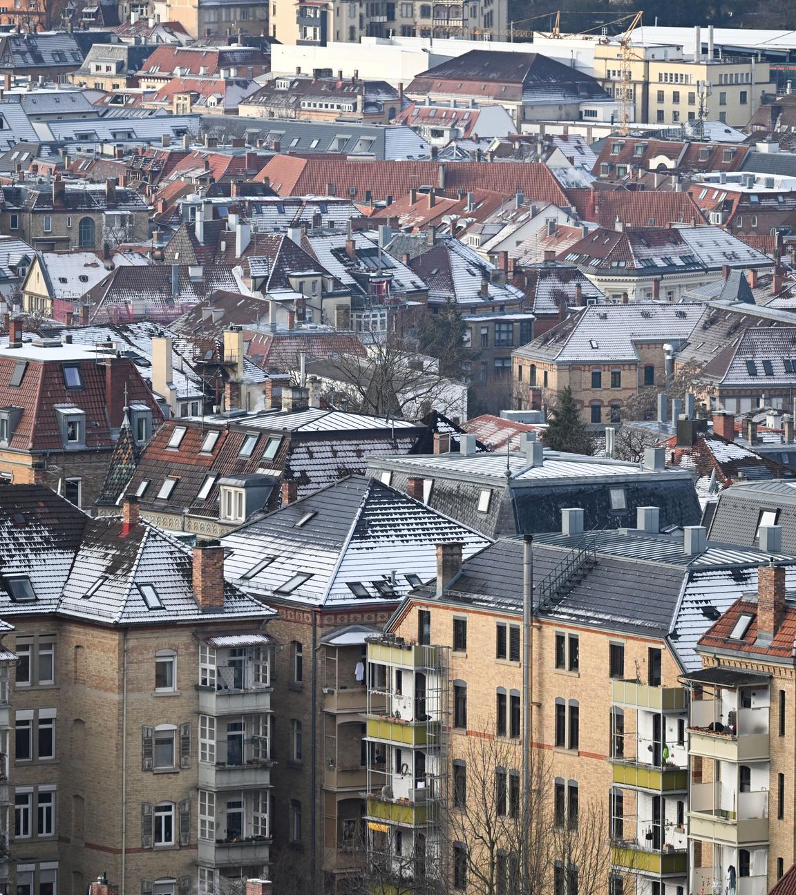 Die Dächer der baden-württembergischen Landeshauptstadt sind leicht mit Schnee überzogen.