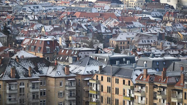 Die Dächer der baden-württembergischen Landeshauptstadt sind leicht mit Schnee überzogen.