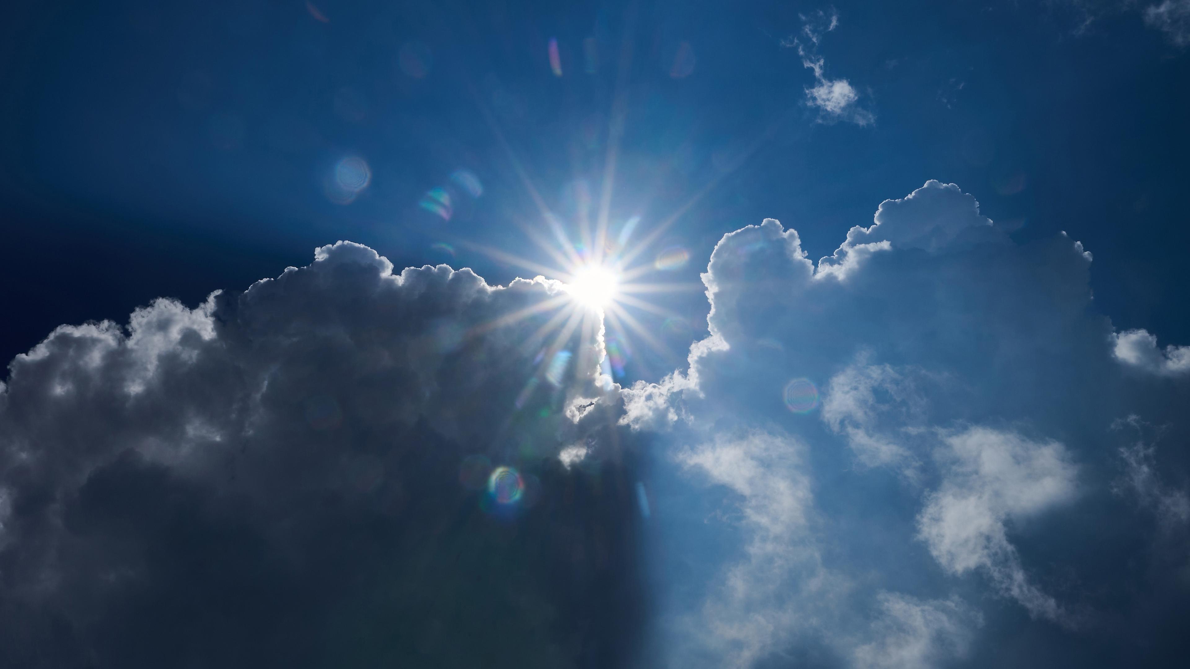 Sonne und Regenwolken