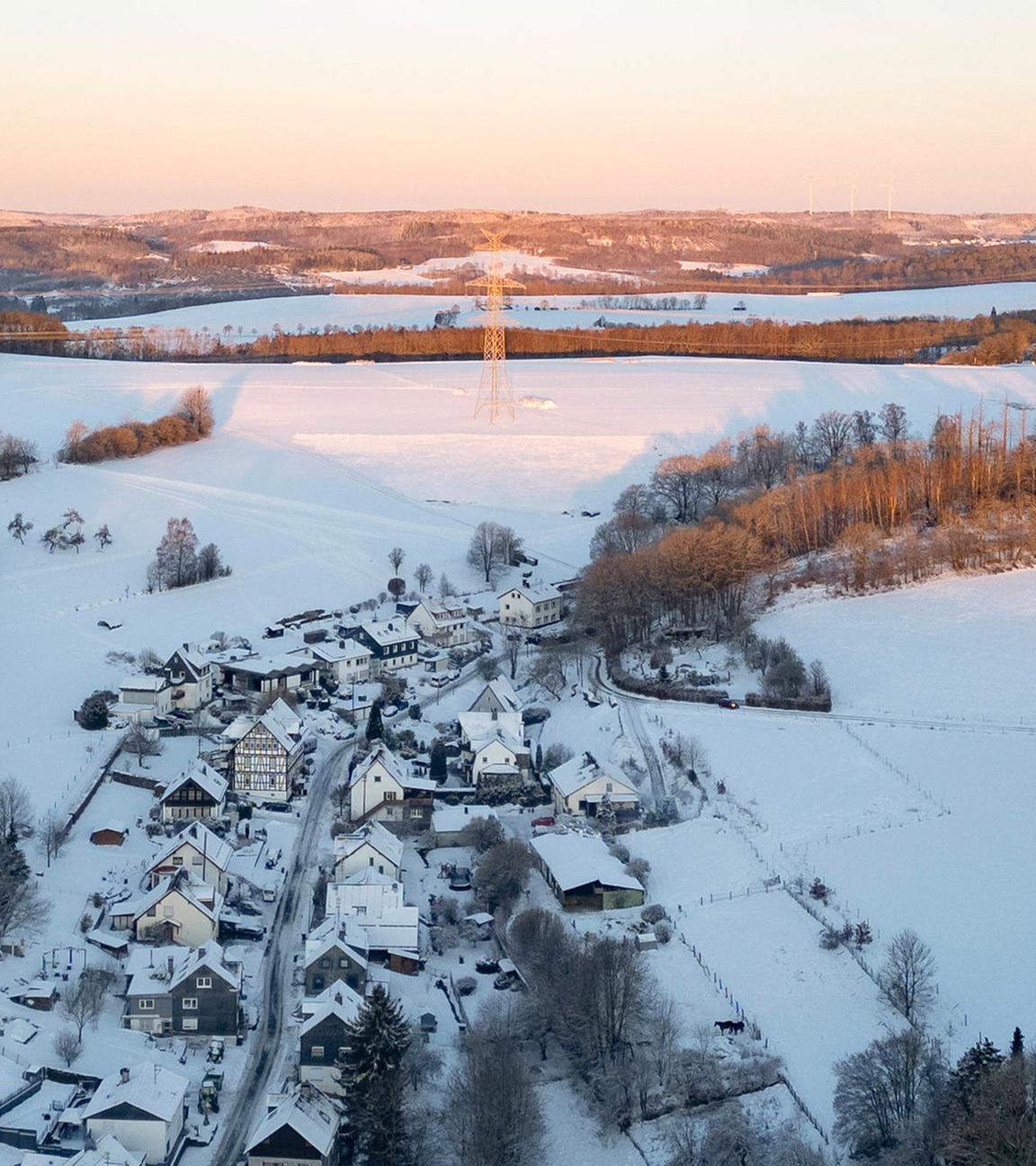 Der siegener Stadtteil Oberschelden liegt zum Sonnenaufgang am 11.01.2026 unter eine Schneedecke.