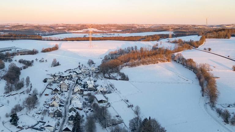 Der siegener Stadtteil Oberschelden liegt zum Sonnenaufgang am 11.01.2026 unter eine Schneedecke.
