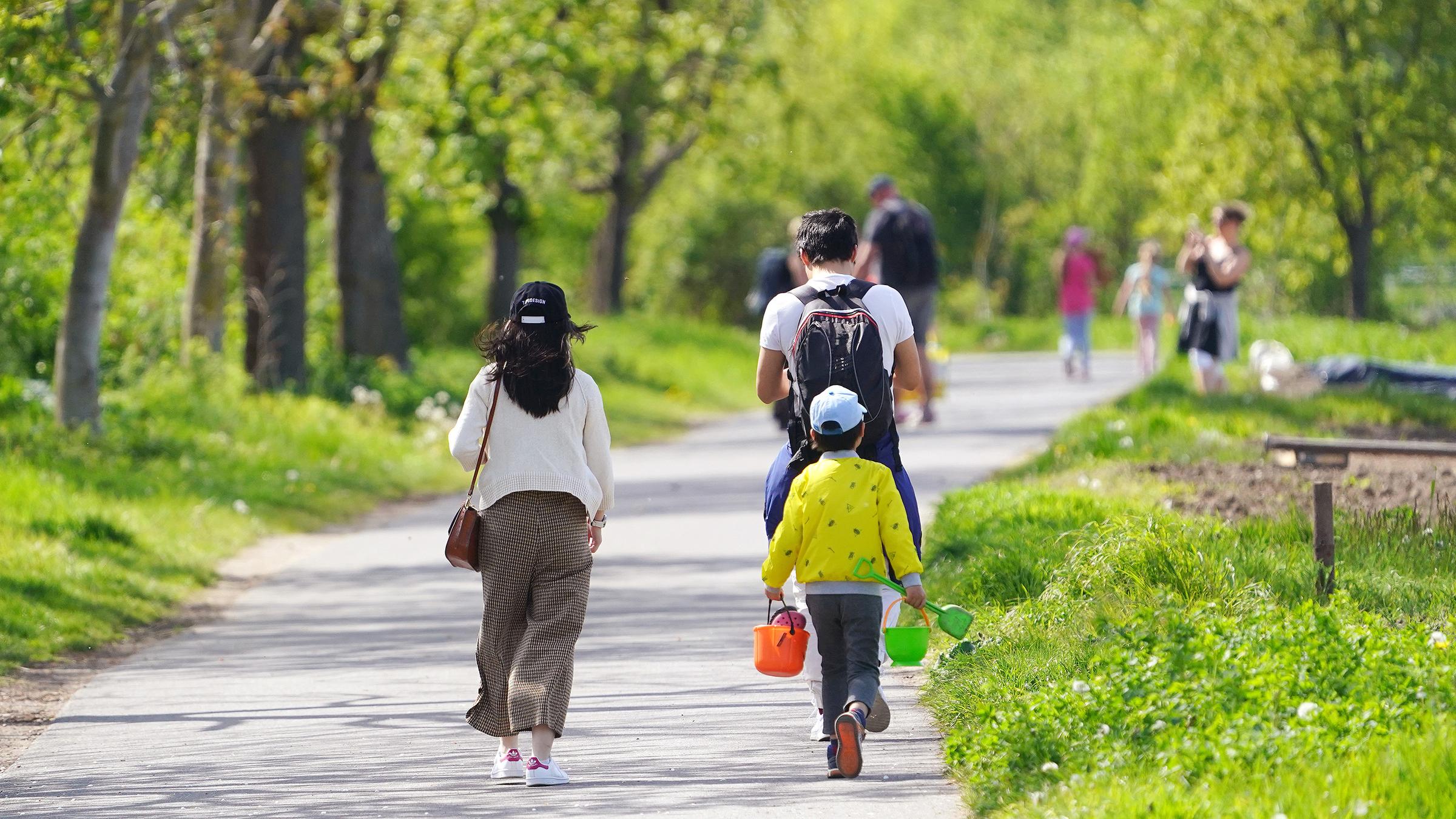 Spaziergänger sind auf der Rheininsel Niederwerth unterwegs