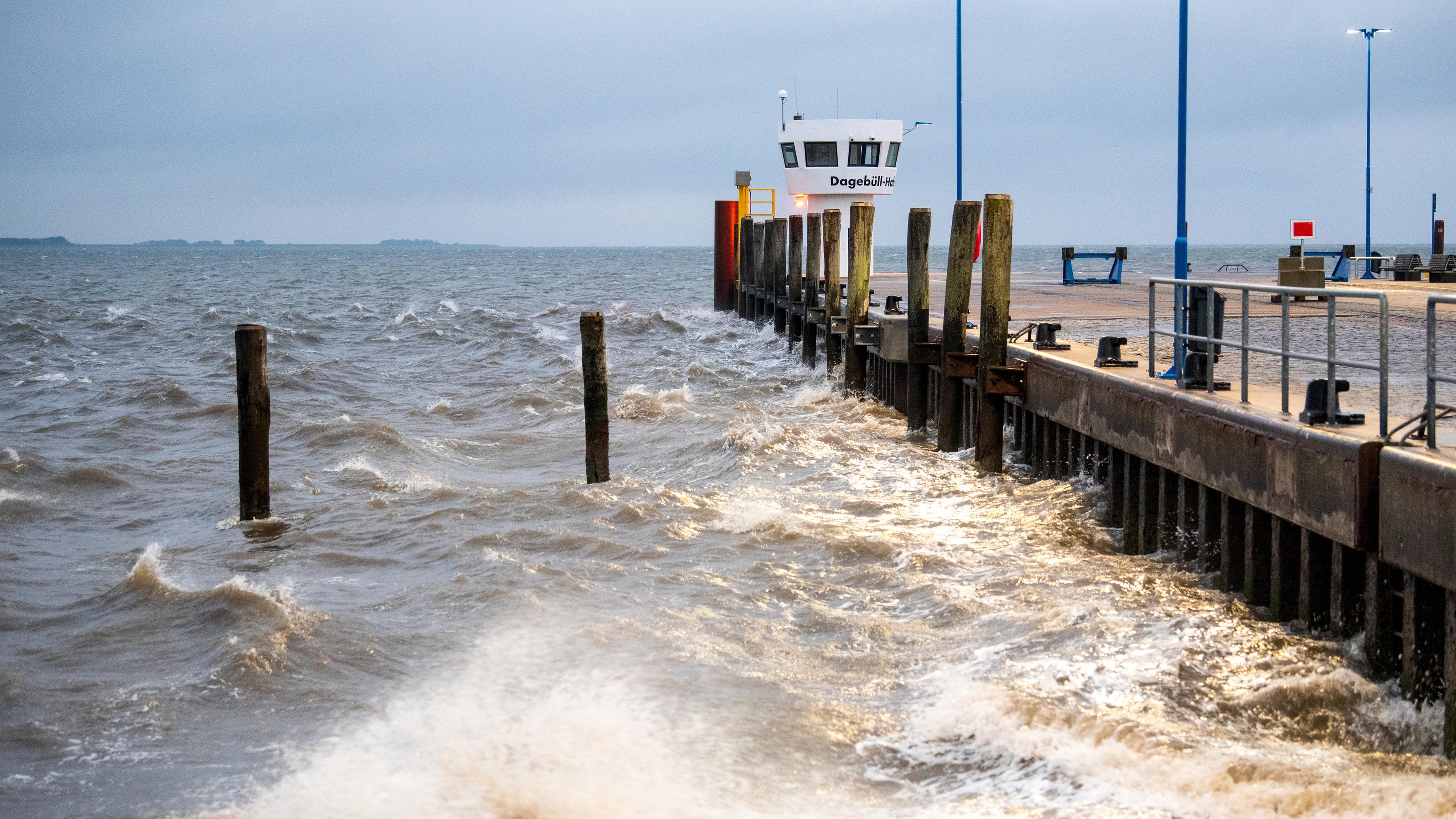Wellen sind auf der Nordsee zu sehen am 15.09.2025 in Dagebüll, Schleswig-Holstein.