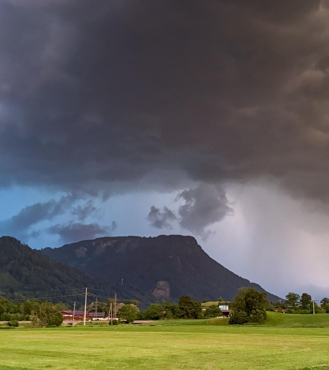Hitzegewitter aus den Alpen ziehen im Allgäu auf.