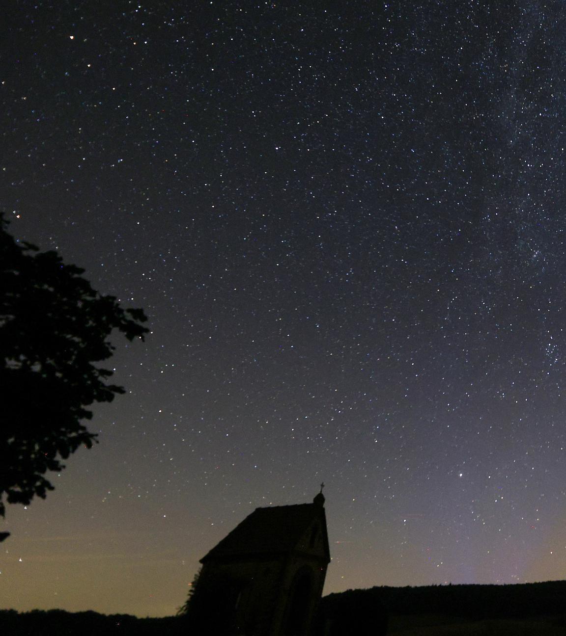 11.08.2024, Baden-Württemberg, Zwiefalten: Eine Sternschnuppe der Perseiden ist bei Mörsingen auf der Schwäbischen Alb neben der Milchstraße am Himmel zu sehen.