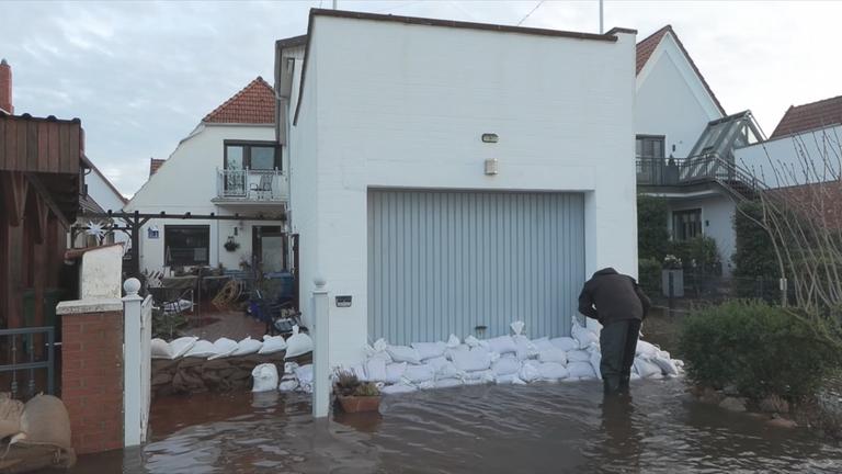 Auf dem Bild sieht man einen Mann vor einem Geragentor