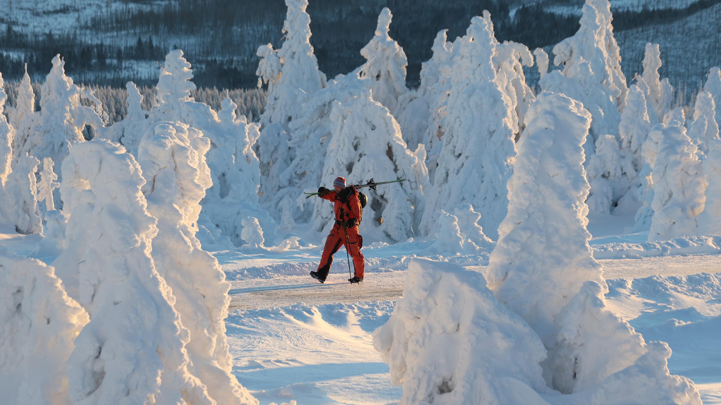 Ein Wanderer ist am 11.01.2026 mit Skiern auf dem Brocken unterwegs.