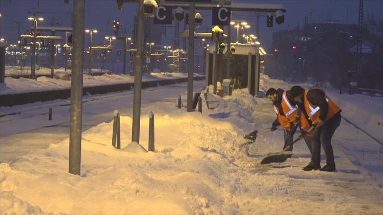 Bahnhof voller Schnee