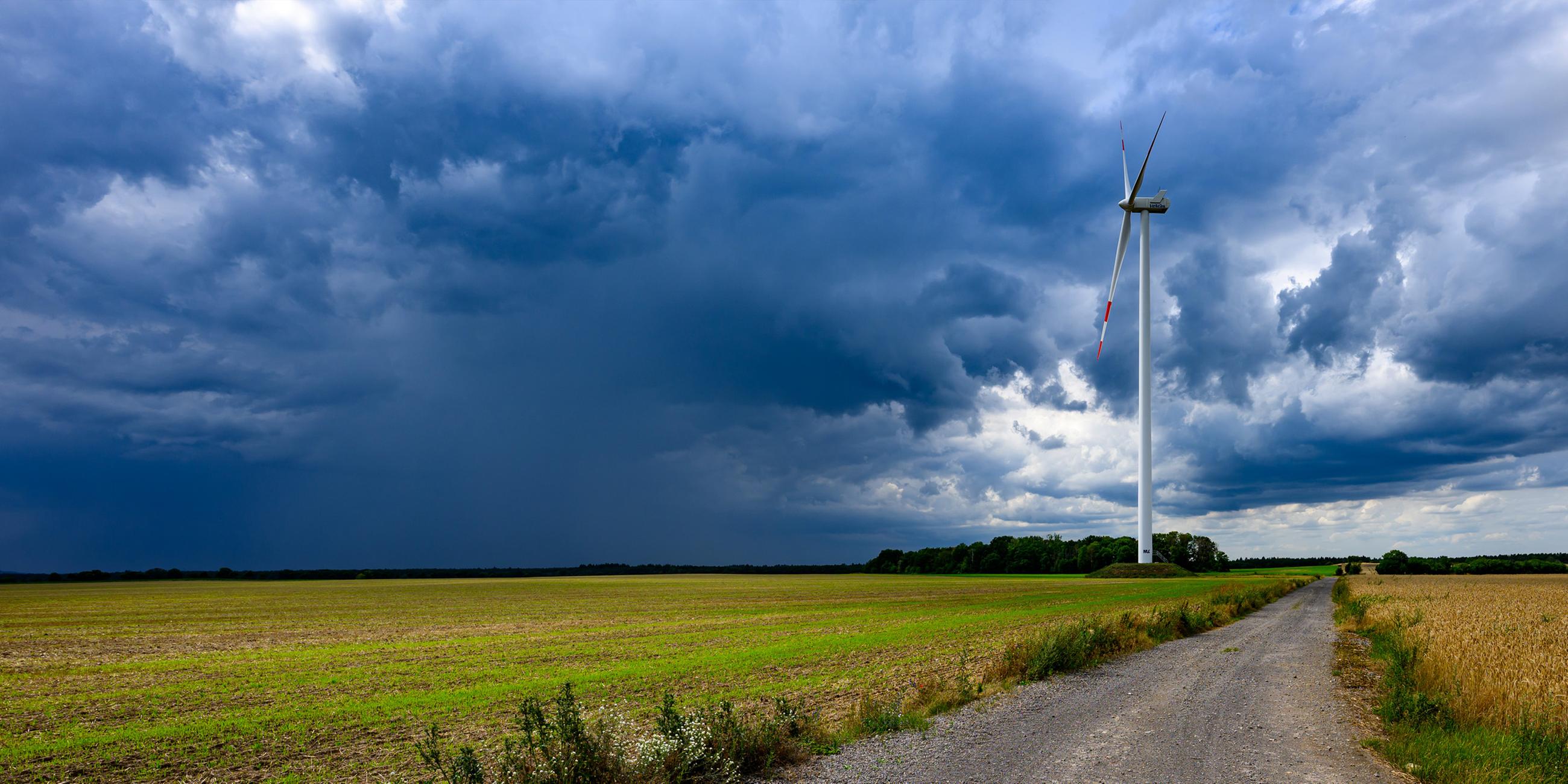 Regenwolken über Petersdorf in Brandenburg am 16.07.2025.