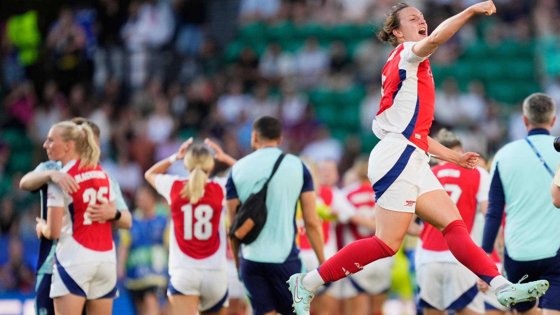 Spielerinnen von Arsenal jubeln über ihren Sieg.