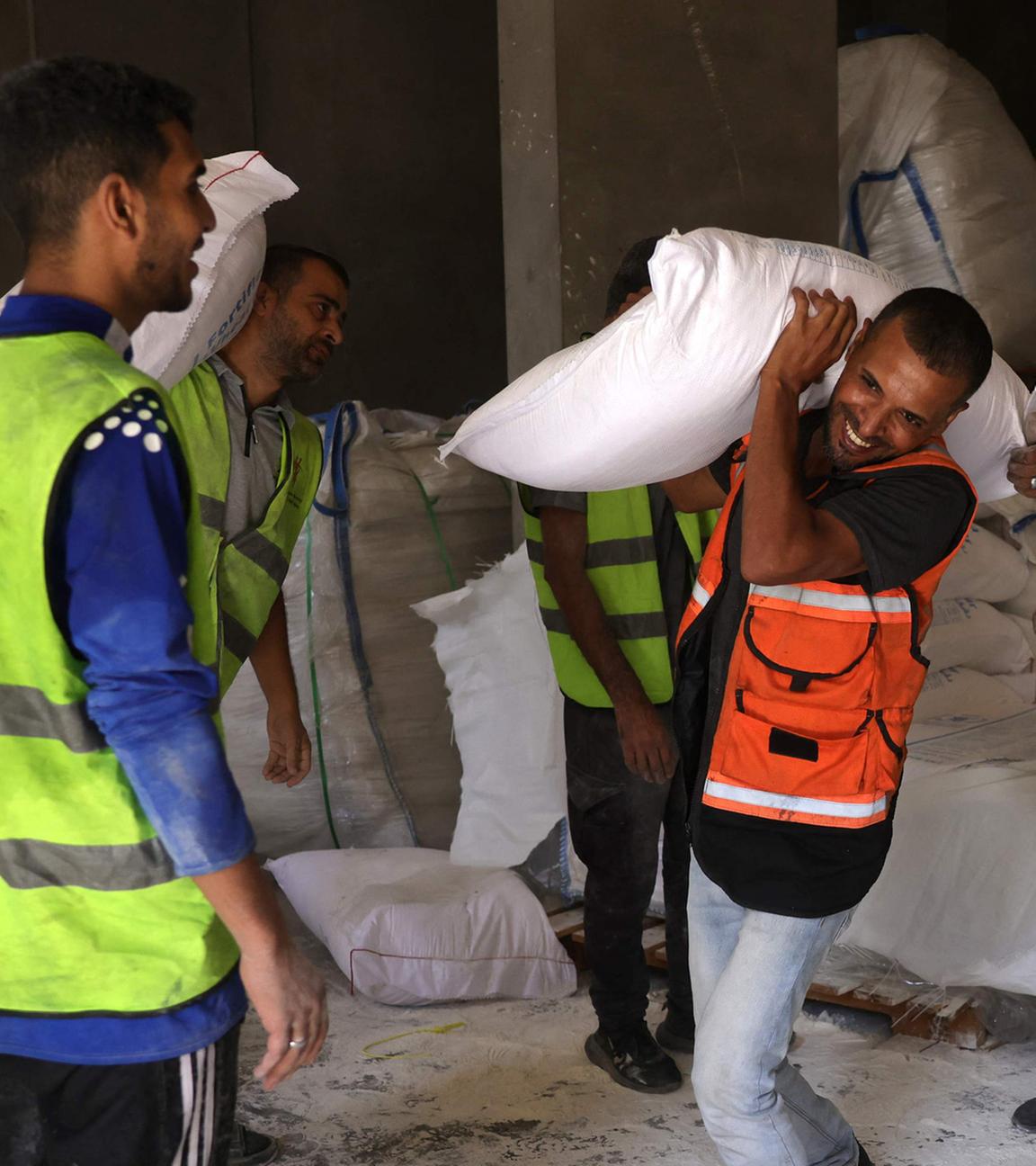 Freiwillige Helfer verwalten vom UN World Food Programm (WFP) zur Verfügung gestellte Hilfsgüter in einem Lagerhaus in Gaza. (Archiv)