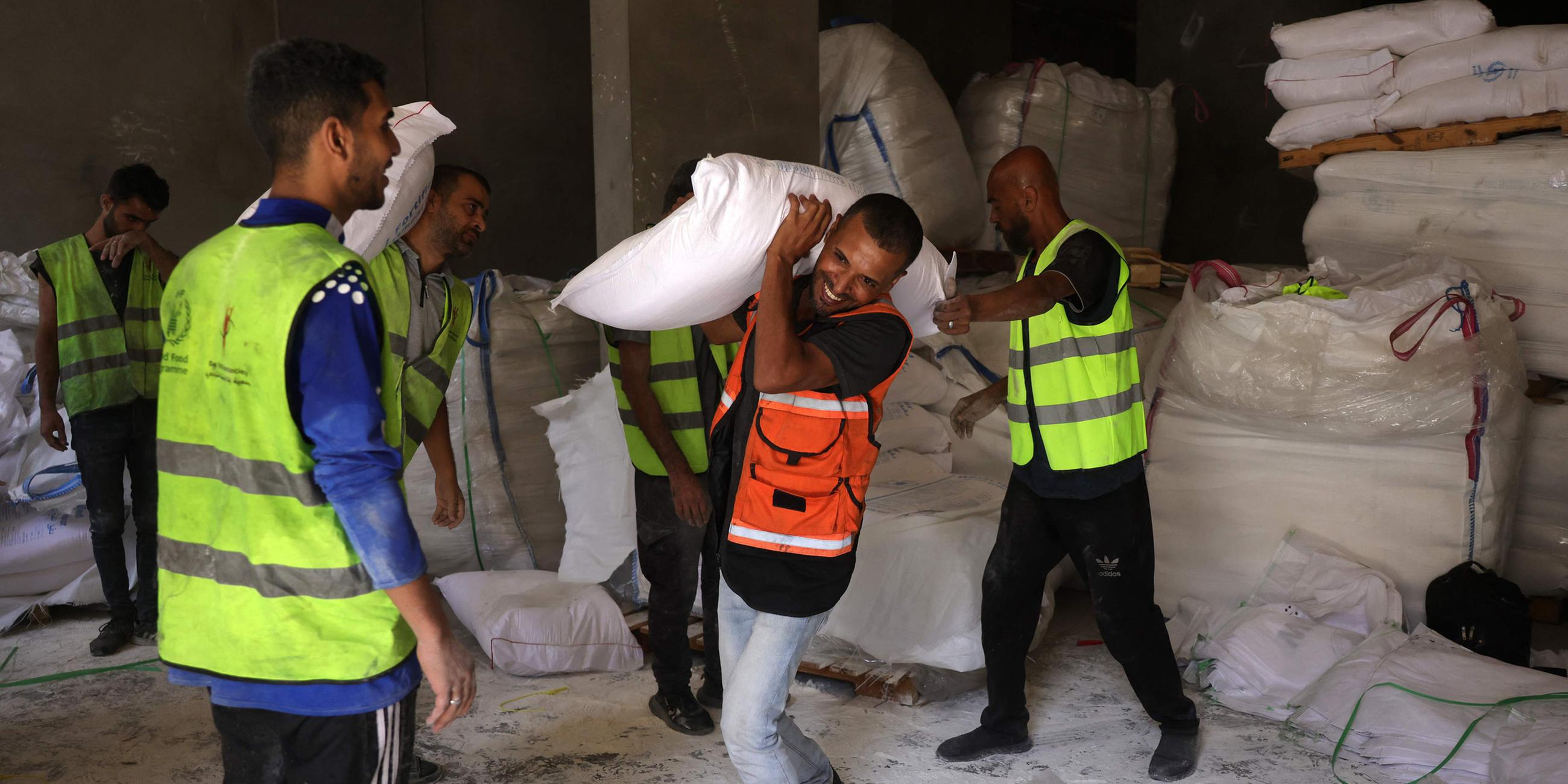 Freiwillige Helfer verwalten vom UN World Food Programm (WFP) zur Verfügung gestellte Hilfsgüter in einem Lagerhaus in Gaza. (Archiv)
