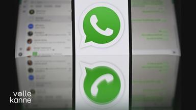 Im Hintergrund Nachrichten unscharf, vorne Telefon-Symbole.