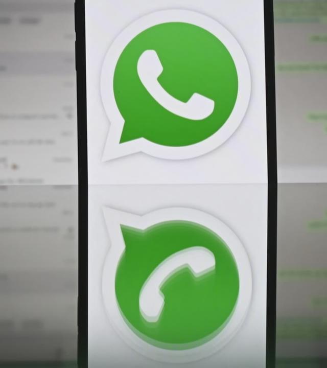 Im Hintergrund Nachrichten unscharf, vorne Telefon-Symbole.