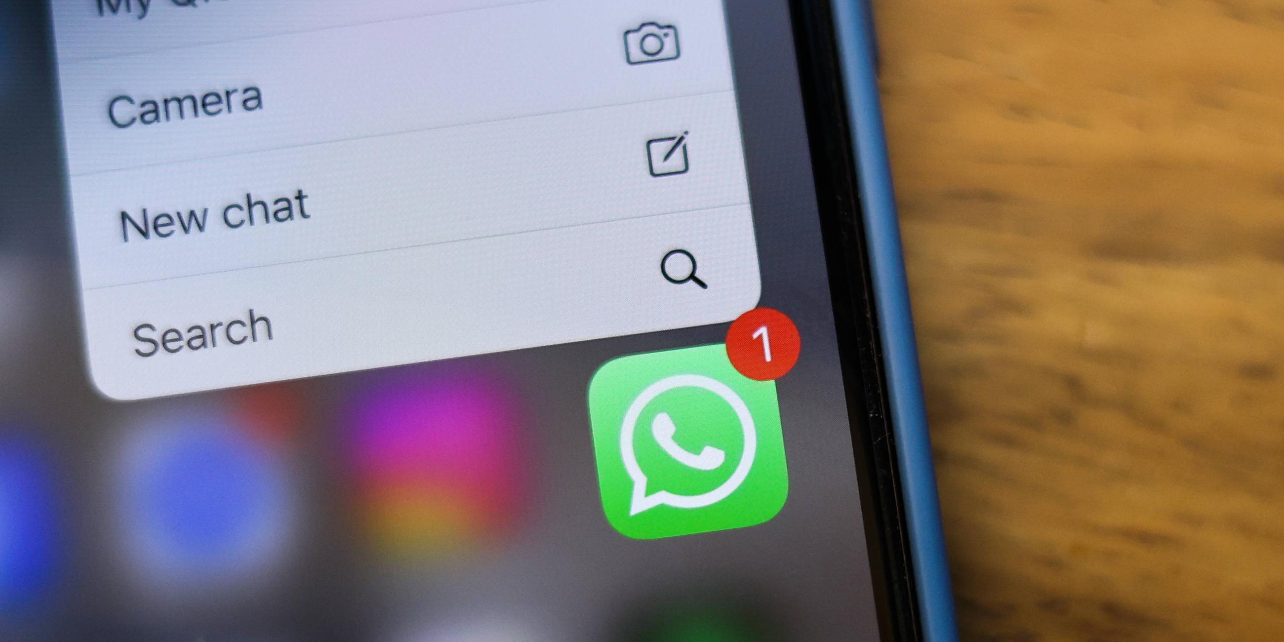 App von WhatsApp auf einem Smartphone mit dem Hinweis auf eine neue Nachricht