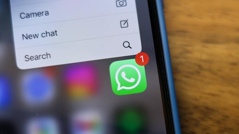 App von WhatsApp auf einem Smartphone mit dem Hinweis auf eine neue Nachricht