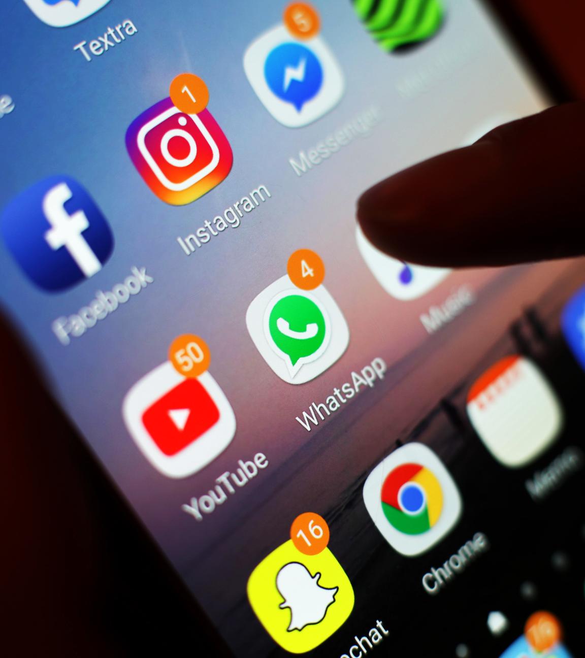 Die Symbole von Social-Media-Apps wie Facebook, Instagram, YouTube und WhatsApp sind auf dem Bildschirm eines Mobiltelefons zu sehen.
