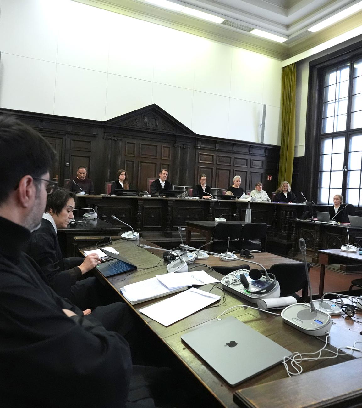 Vor dem Landgericht Hamburg muss sich der unter seinem Foren-Namen bekanntgewordene mutmaßliche Pädokriminelle «White Tiger» verantworten.