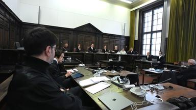 Vor dem Landgericht Hamburg muss sich der unter seinem Foren-Namen bekanntgewordene mutmaßliche Pädokriminelle «White Tiger» verantworten.
