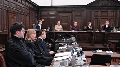 Ein deutsches Gericht beginnt mit dem sogenannten „White Tiger“-Prozess, in dem ein Mann wegen mehrfacher Verbrechen angeklagt ist, darunter die Nötigung eines 13-Jährigen zum Selbstmord. 