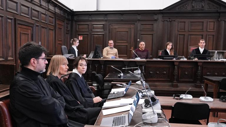 Ein deutsches Gericht beginnt mit dem sogenannten „White Tiger“-Prozess, in dem ein Mann wegen mehrfacher Verbrechen angeklagt ist, darunter die Nötigung eines 13-Jährigen zum Selbstmord. 