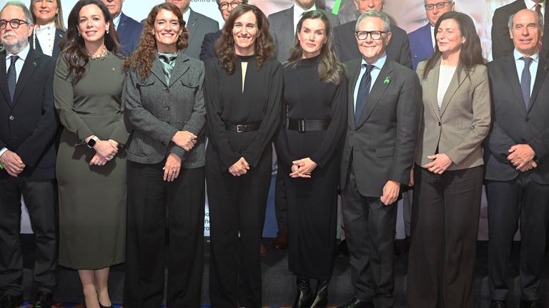 Königin Letizia von Spanien (4. v.r.) leitet die offizielle Feier zum Weltkrebstag in Madrid. Bei der Veranstaltung wird ein humaneres Modell der Krebsbehandlung vorgestellt.
