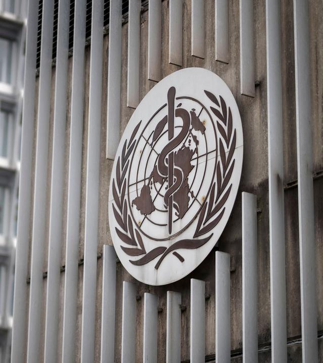 Logo der Weltgesundheitsorganisation (WHO) am Sitz in Genf.
