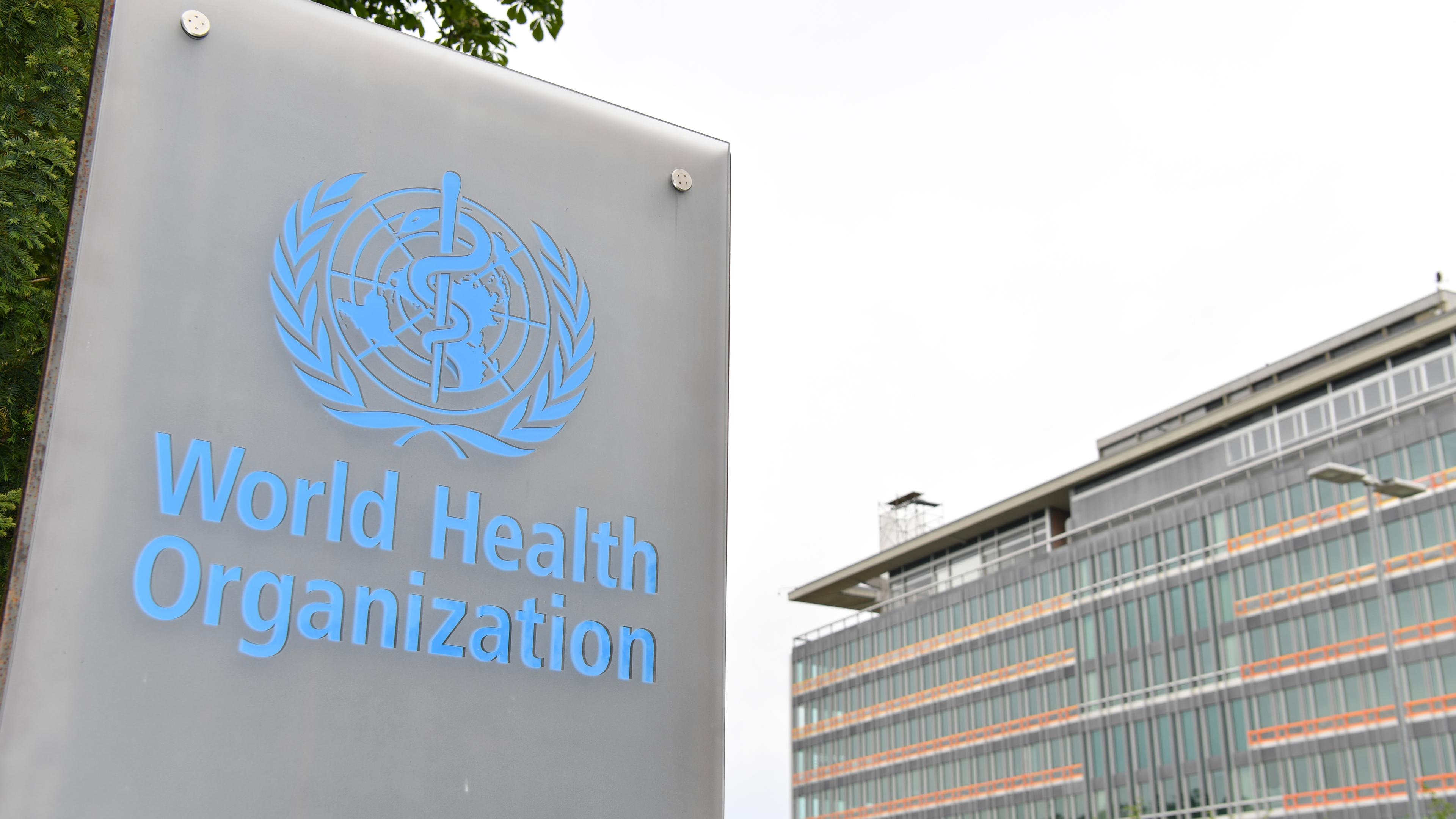 Das Schild der Weltgesundheitsorganisation (WHO) in Genf