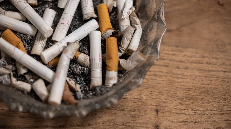 Zigaretten in einem Aschenbecher