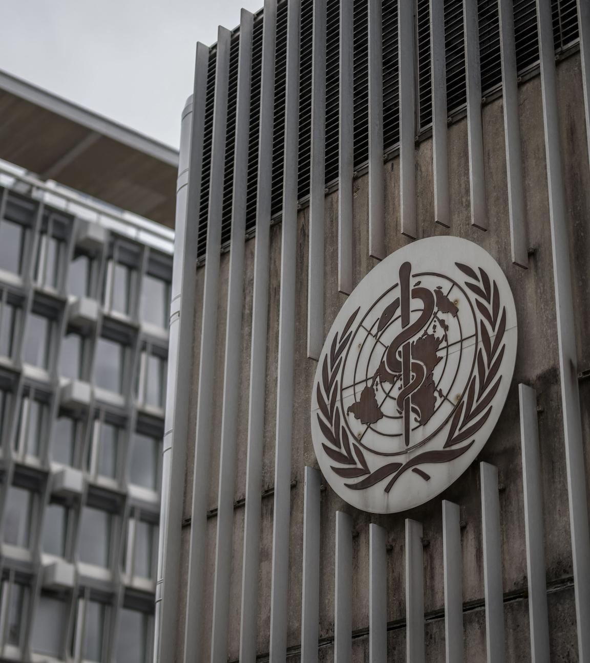 Der Hauptsitz der Weltgesundheitsorganisation (WHO) in Genf vor grauem Himmel.