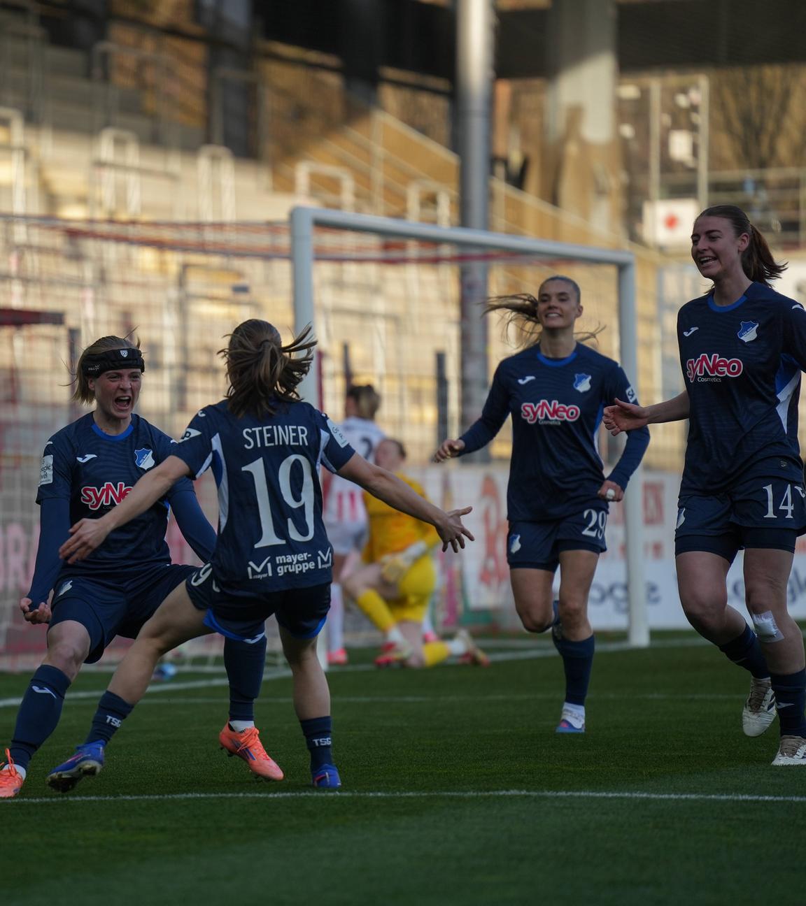 Fußballerinnen Wianda Douma (links) und Marie Steiner (2. v.l.) und zwei Kolleginnen des TSG Hoffenheim freuen sich im Spiel gegen den SC Freiburg am 29.03.2026.