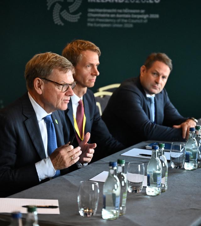 Johann Wadephul (CDU), Bundesaußenminister ist am Rande des Gymnich-Treffens mit Journalisten im Gespräch.